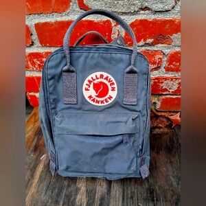 Charcoal 🩶 Fjallraven Kanken backpacm